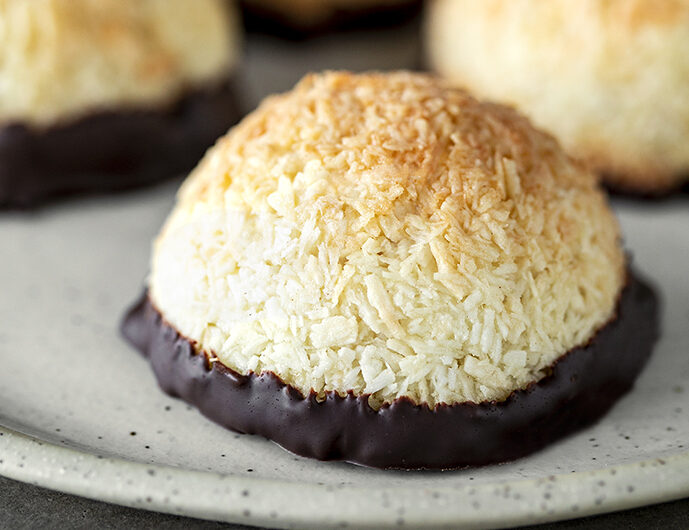 Sunday baking: quick and easy coconut macaroons dipped in dark chocolate.